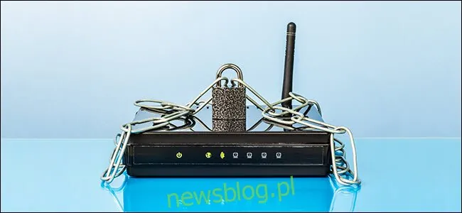 Router, łańcuch i zamek.  Sieć Wi-Fi chroniona hasłem