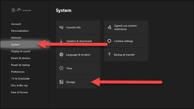Menu ustawień konsoli Xbox ze strzałkami wskazującymi opcje systemu i pamięci.