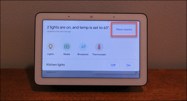 Centrum poleceń Google Home Hub z ramką wokół przycisku Wyświetl pokoje