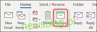 Przycisk Archiwizuj na wstążce programu Outlook