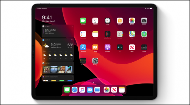 Ekran główny iPadOS w trybie ciemnym z widocznymi widżetami