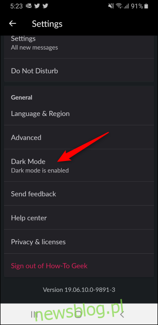 Opcja Slack Dark Mode włączona w Ustawieniach na telefonie z Androidem