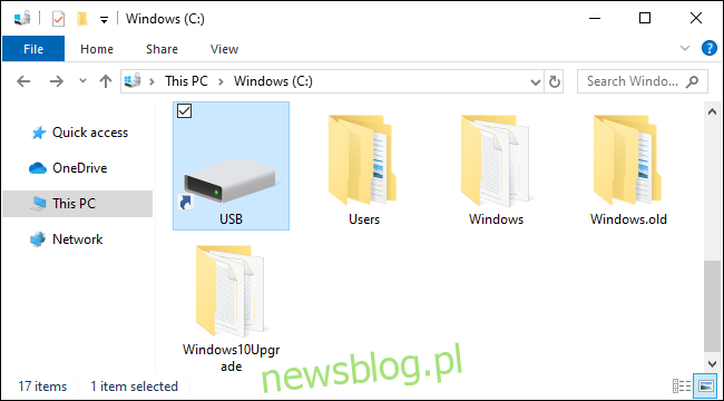 Dysk USB zamontowany jako folder w systemie Windows 10.