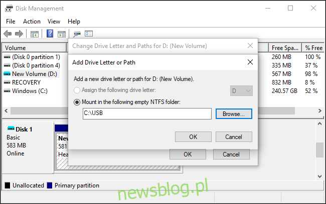 Montowanie dysku w pustym folderze NTFS w systemie Windows 10.