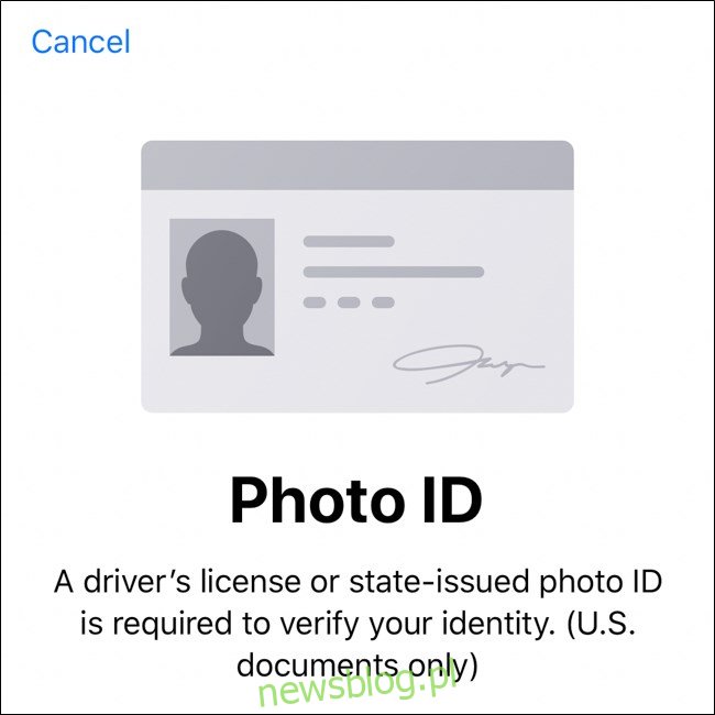 Skanowanie portfela iPhone'a z przodu iz tyłu dokumentu tożsamości ze zdjęciem