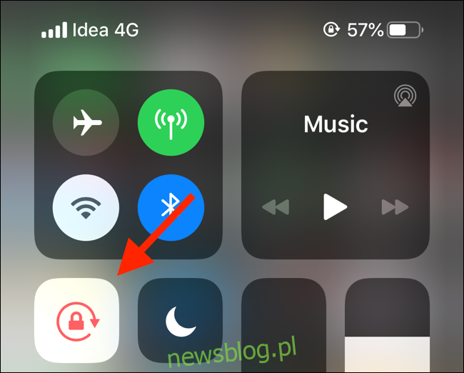 Stuknij ikonę blokady orientacji w centrum sterowania na iPhonie