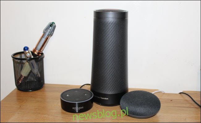 An Amazon Echo, Google Home Mini i Harmon Kardon Invoke (głośnik Cortana)