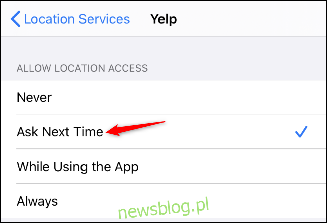 Uprawnienia do lokalizacji iPhone'a pokazują, że aplikacja Yelp jest ustawiona na Zapytaj następnym razem.