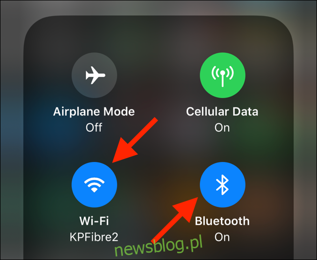 Dotknij przełączników Wi-Fi lub Bluetooth, aby rozwinąć panel