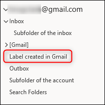 Okienko nawigacji w programie Outlook z nowym folderem o takiej samej nazwie jak etykieta Gmaila.