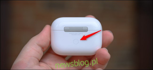 Apple AirPods Pro z tyłu obudowy z przyciskiem parowania