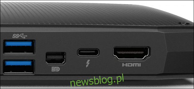 Zbliżenie portów laptopa, w tym (od lewej) HDMI, Thunderbolt 3, DisplayPort i dwóch portów USB.