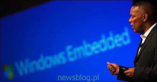 Mężczyzna mówiący przed logo Windows Embedded.
