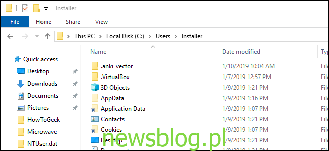 Okna Eksploratora plików pokazujące folder Użytkownicy