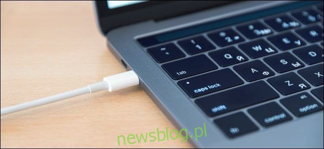 Kabel USB Type-C Thunderbolt podłączony do MacBooka.