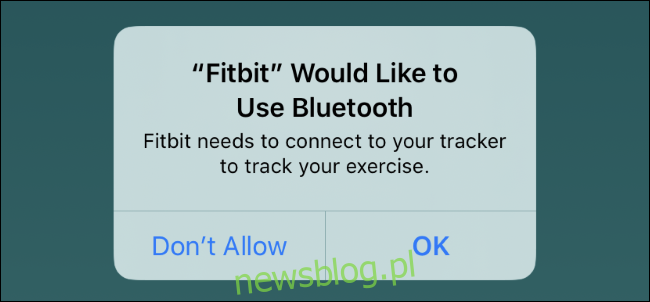 Wiadomość z prośbą o Bluetooth Fitbit na iPhonie.