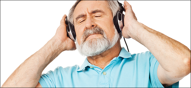 Mężczyzna cieszący się słodkim dźwiękiem jego słuchawek z redukcją szumów