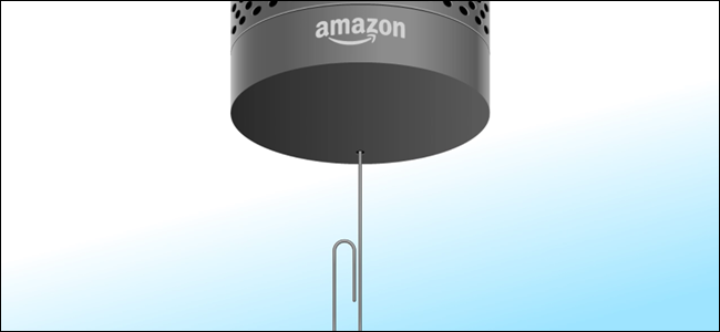 Amazon Echo ze spinaczem wepchniętym w otwór resetowania