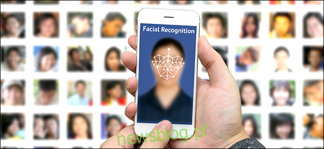 Mężczyzna korzystający z technologii rozpoznawania twarzy, aby zidentyfikować osobę w bazie danych.