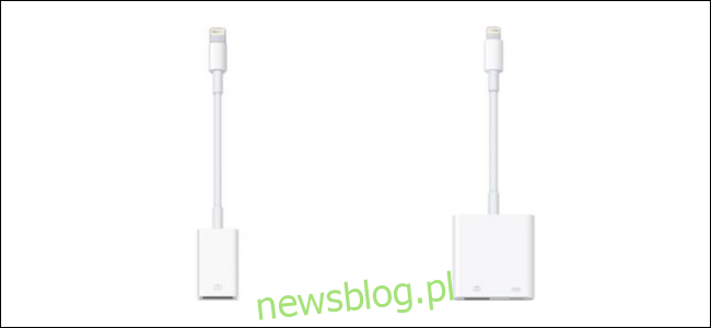 Dwie przejściówki Apple ze złącza Lightning na USB.