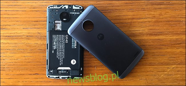 Telefon z Androidem ze zdjętą pokrywą baterii.