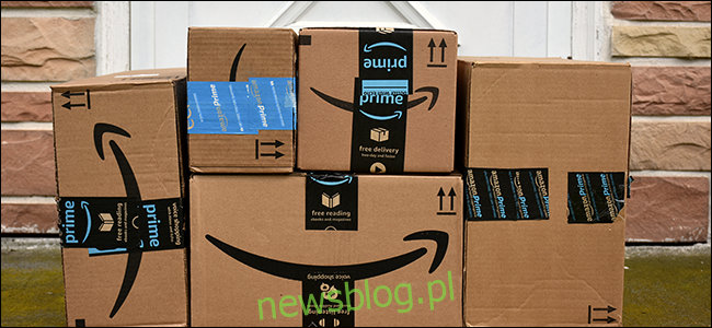 Stos pudełek Amazon na frontowej werandzie.