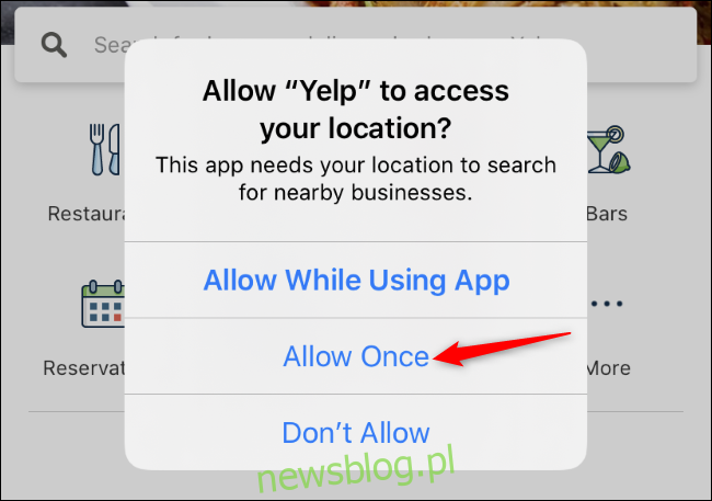 Opcja Zezwól raz na dostęp do lokalizacji Yelp na iPhonie.