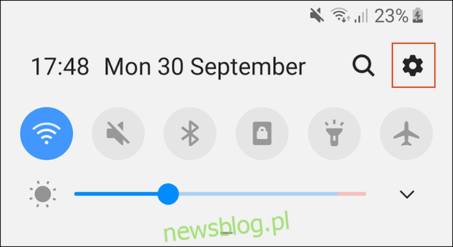 Przewiń obszar powiadomień i dotknij ikony koła zębatego, aby uzyskać dostęp do ustawień Androida