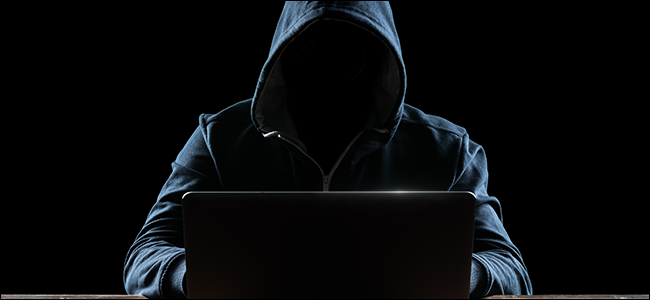 Zakapturzony haker na laptopie