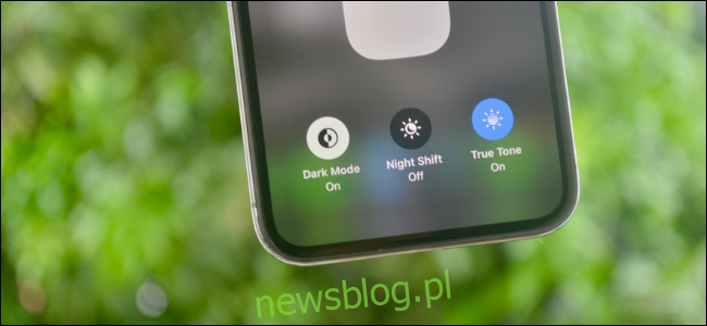 Przycisk iOS Night Shift na iPhonie.