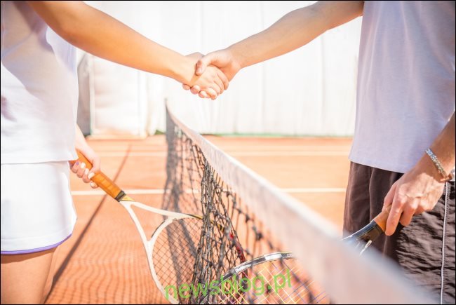 Dwóch graczy, ściskając ręce na korcie tenisowym
