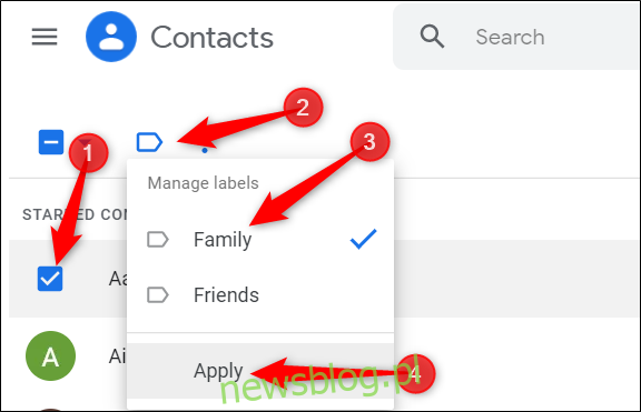 Dodaj kontakty do istniejącej grupy.  Kliknij kontakt, kliknij niebieską ikonę etykiety, wybierz grupę, a następnie kliknij 