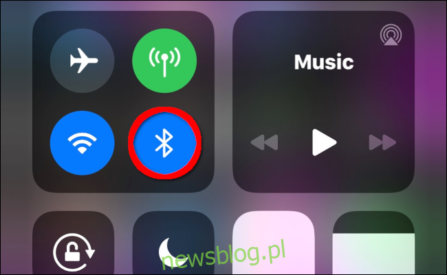 Stuknij przycisk Bluetooth na swoim iPhonie, aby go włączyć.