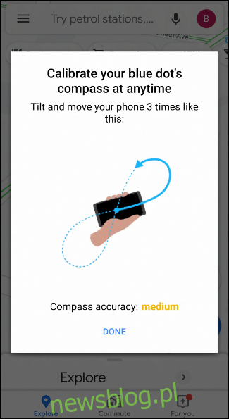 Podczas kalibracji kompasu Androida w Mapach Google trzykrotnie prześledź swój telefon na ósemce