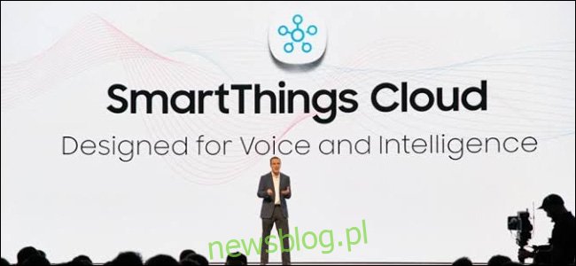 Mężczyzna na scenie przed wielkim tłem Samsung SmartThings Cloud.