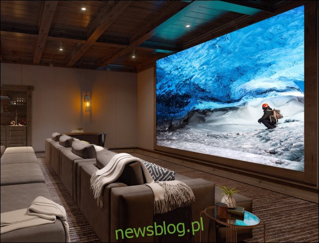 Ściana z wyświetlaczem LED Crystal 8K firmy Sony w zestawie kina domowego.