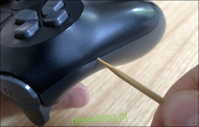 Wykałaczka czyszcząca szew kontrolera DualShock 4.