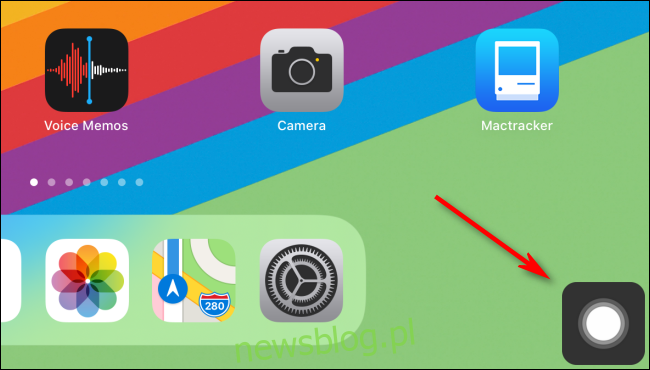 Przycisk AssistiveTouch na ekranie głównym w iPadOS.