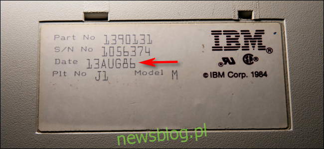 Data produkcji 13 sierpnia 1986 r. Na spodzie klawiatury IBM Model M.