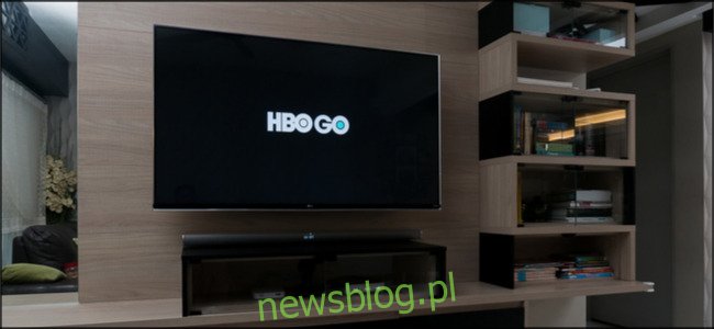 Logo HBO Go na dużym ekranie telewizora.