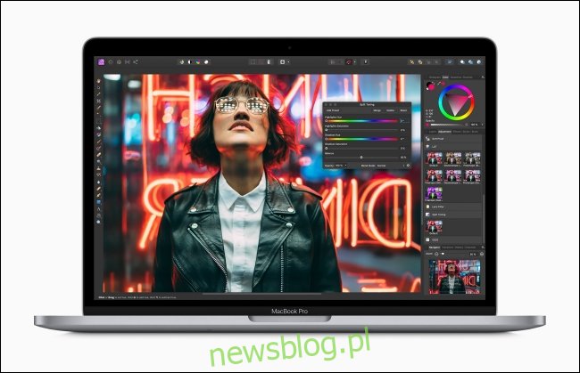 Apple MacBook Pro z aplikacją do edycji obrazu
