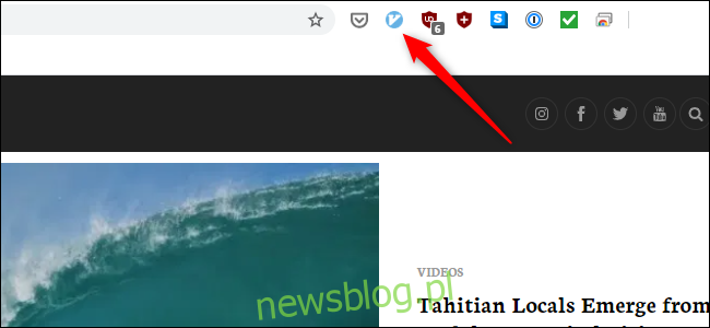 Niebieska ikona Vimium u góry przeglądarki internetowej.