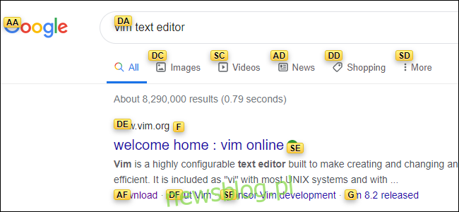 Strona wyników Google, na której każdy link jest pokryty żółtą etykietą zawierającą dwie litery.