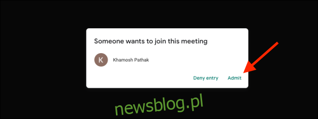 Kliknij Przyznaj, aby dodać użytkownika do rozmowy w Google Meet