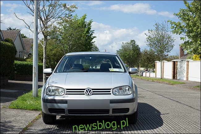 Widok z przodu pojazdu Volkswagena za pomocą zwykłego obiektywu.