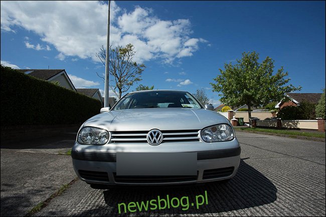 Widok z przodu pojazdu Volkswagena z szerokokątnym obiektywem.
