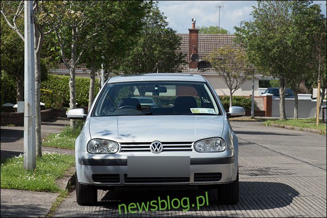 Widok z przodu pojazdu Volkswagena wykonany teleobiektywem.