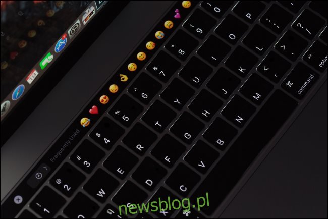 Podświetlana klawiatura MacBooka Pro z paskiem dotykowym.