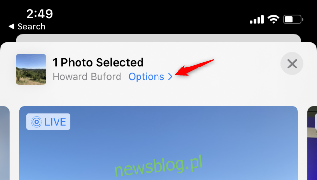 Dostęp do opcji lokalizacji podczas udostępniania zdjęcia w aplikacji Zdjęcia na iPhonie.