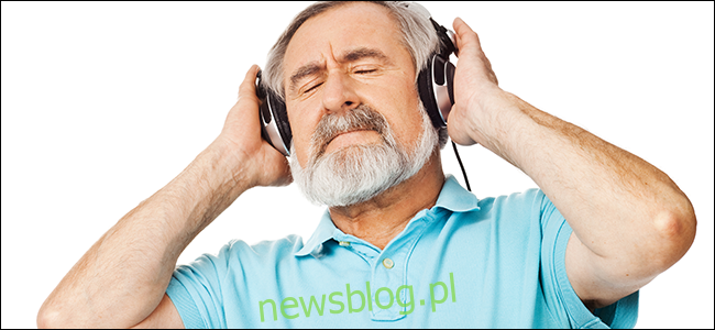 Starszy mężczyzna naprawdę docenia jakość dźwięku swoich drogich słuchawek
